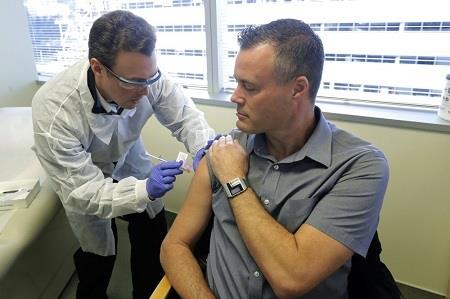Những tình nguyện viên đầu tiên ở Mỹ được tiêm vaccine mRNA-1273 - Ảnh: AP