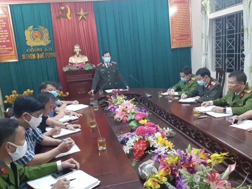 Đồng chí Thiếu tướng Nguyễn Hữu Cầu, Ủy viên Ban Thường vụ Tỉnh ủy, Giám đốc Công an tỉnh trực tiếp họp án và chỉ đạo các lực lượng vào cuộc điều tra.