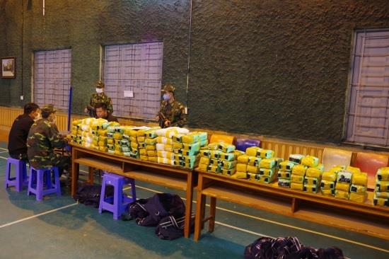 BĐBP Lạng Sơn tiến hành lấy lời khai của đối tượng Vy Văn Hẻn trong vụ án vận chuyển 246kg ma túy tổng hợp sang Trung Quốc. Ảnh Vy Thượng