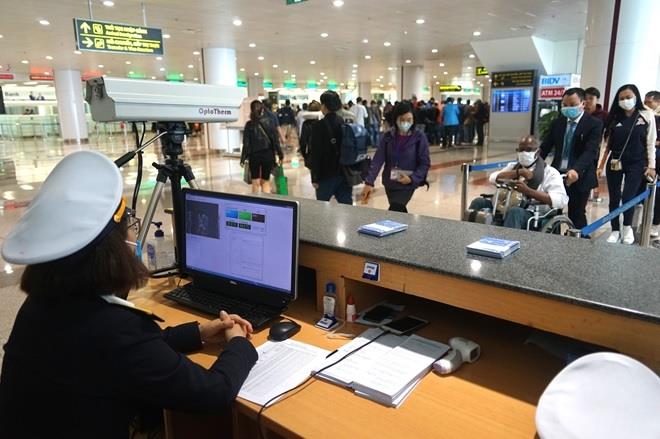 Cán bộ chức năng tiến hành kiểm dịch ở sân bay Nội Bài. Ảnh: Gia Chính. 
