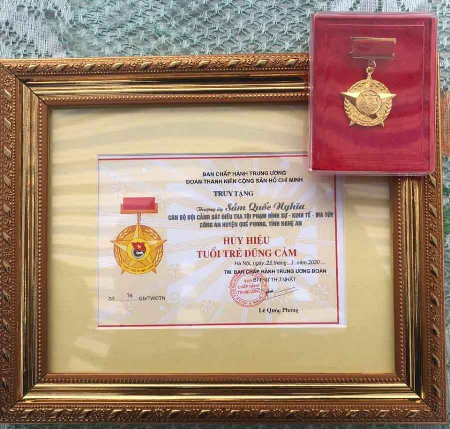 Ghi nhận sự hi sinh dũng cảm của đồng chí Đại úy Sầm Quốc Nghĩa, Trung ương Đoàn đã truy tặng Huân chương dũng cảm cho đồng chí