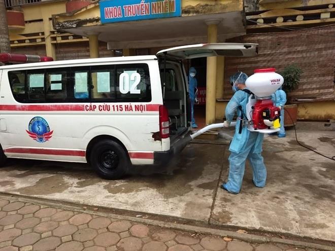 Nhân viên y tế Hà Nội khử khuân xe vận chuyển người nghi nhiễm COVDI-19
