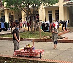 Lập bàn thờ vọng về người cha quá cố ngay trong khu cách ly