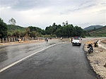 CSGT cùng người dân nhặt đất <em>đá</em> <em>rơi</em> vãi trên đường tuần tra