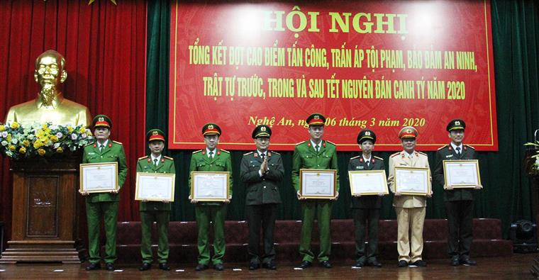 Thượng tá Tô Văn Hậu, Trưởng Công an huyện Kỳ Sơn (thứ nhất từ trái sang) nhận Bằng khen của UBND tỉnh tặng cho các tập thể có thành tích xuất sắc trong đợt cao điểm