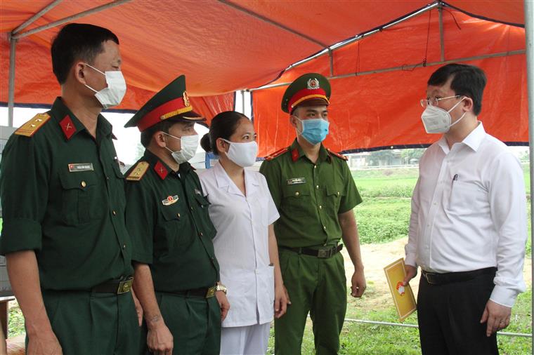 Chủ tịch UBND tỉnh Nguyễn Đức Trung động viên CBCS lực lượng vũ trang, y tế đang làm nhiệm vụ tại một trung tâm cách ly tập trung