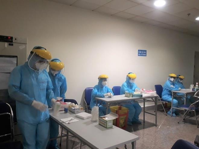 Nhân viên y tế kiểm soát dịch bệnh tại sân bay Tân Sơn Nhất.