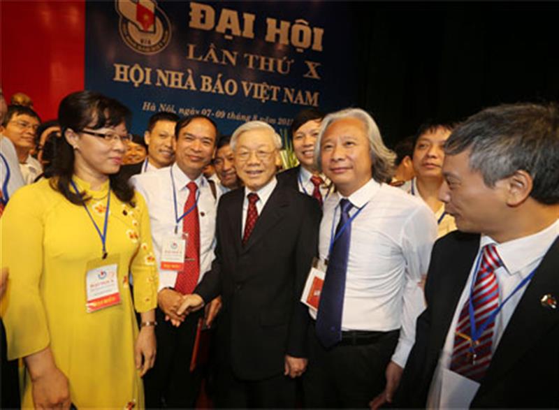 Tổng Bí thư Nguyễn Phú Trọng với các đại biểu dự Đại hội                    lần thứ X Hội Nhà báo Việt Nam
