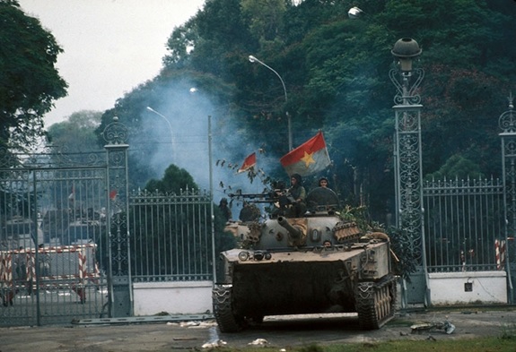 Xe tăng quân giải phóng tiến vào Dinh Độc Lập trưa 30/4/1975. Ảnh: Điện ảnh QĐND