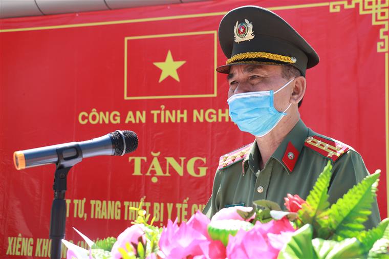 Đại tá Lê Xuân Hoài, Phó Giám đốc Công an tỉnh Nghệ An phát biểu tại lễ trao quà.