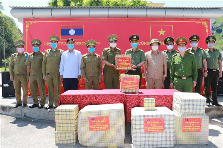 Công an tỉnh Nghệ An hỗ trợ vật tư y tế cho Công an tỉnh Xiêng Khoảng (Lào) trong công tác phòng, chống dịch Covid-19.