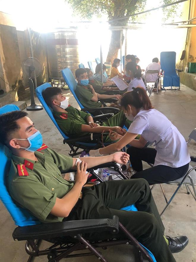 Đoàn viên Công an huyện Diễn Châu tham gia hiến máu tình nguyện.