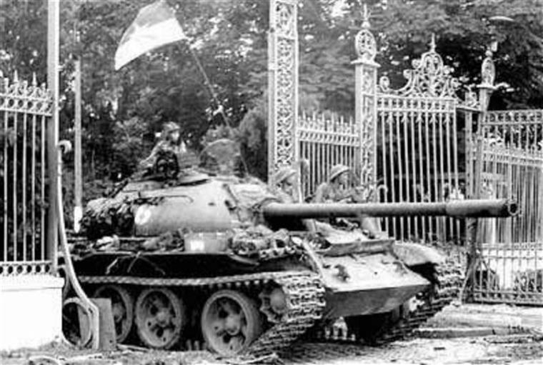 10 giờ 45 phút ngày 30/4/1975, chiếc xe tăng quân giải phóng  húc đổ cổng của Dinh Tổng thống Ngụy