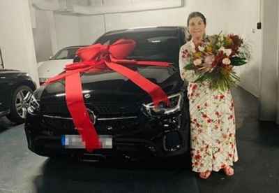 Ronaldo tặng mẹ xe 'Mẹc' nhân dịp Ngày của Mẹ