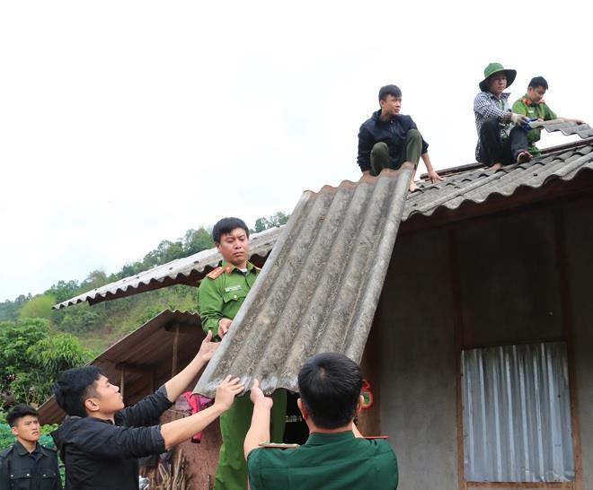 Công an huyện Mường Nhé và Công an xã Sín Thầu giúp hộ nghèo sửa lại căn nhà dột nát.