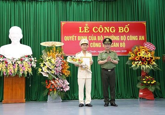 Thượng tướng Nguyễn Văn Thành trao quyết định và chúc mừng tân Giám đốc Công an tỉnh Ninh Thuận.