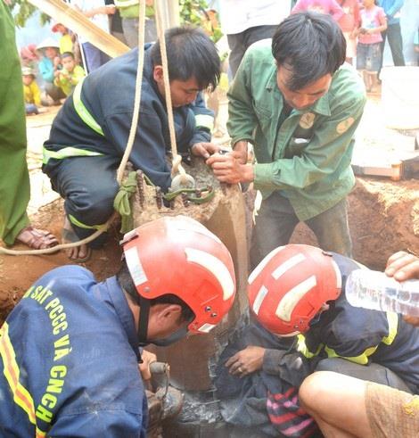 Nỗ lực cứu nạn nhân bị kẹt trong trụ bê tông.