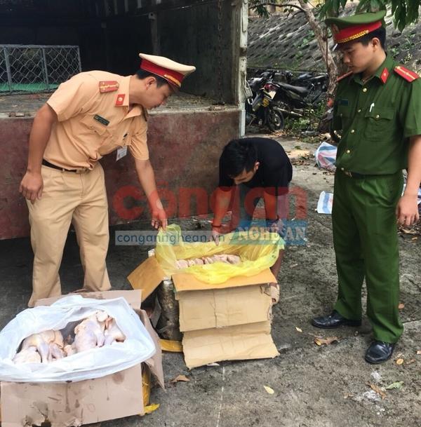 Lực lượng Công an huyện Tương Dương kiểm tra số sản phẩm động vật bị thu giữ