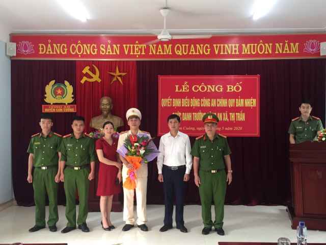  Chú thích ảnh: Đồng chí Thượng tá Nguyễn Hải Đăng, Trưởng Công An huyện trao quyết định và chúc mừng các đồng chí được điều động, bổ nhiệm Trưởng Công an xã.
