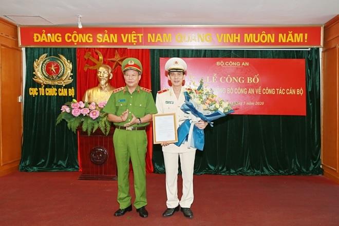 Thượng tướng Lê Quý Vương trao quyết định và chúc mừng Thiếu tướng Hoàng Đức Lừng.
