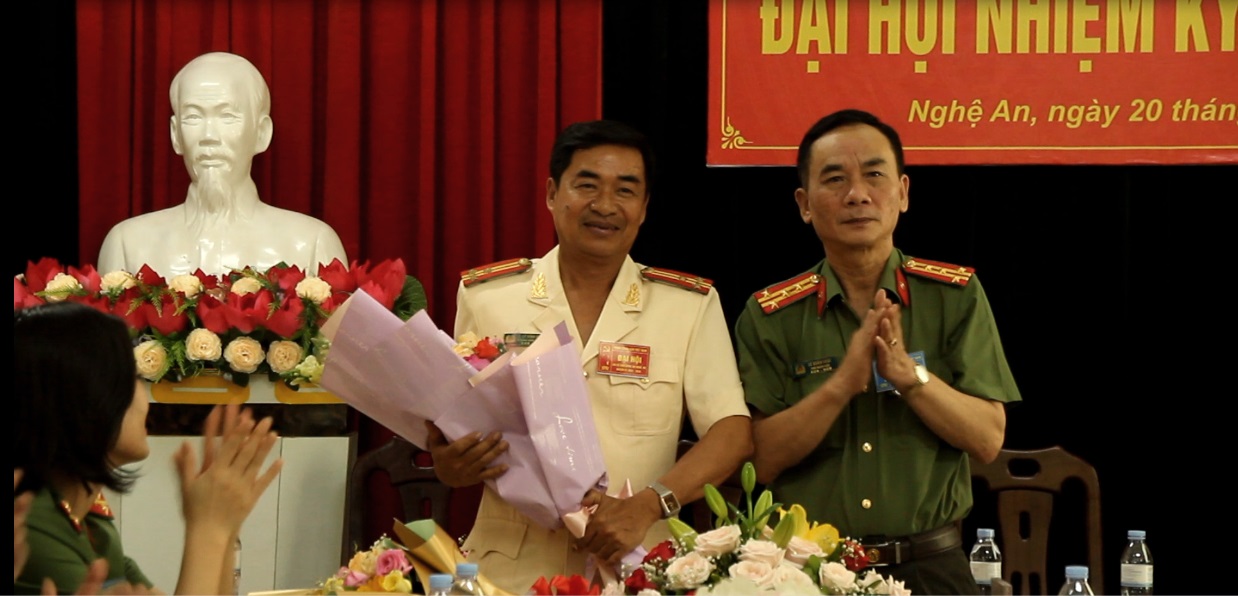 Đại tá Lê Xuân Hoài tặng hoa cho Thượng tá Lý Vĩnh Sinh, Phó bí thư chi bộ nhiệm kỳ 2015 -2020