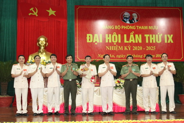  Thiếu tướng Nguyễn Hữu Cầu, Giám đốc Công an tỉnh tặng hoa chúc mừng BCH Đảng bộ nhiệm kỳ 2015– 2020