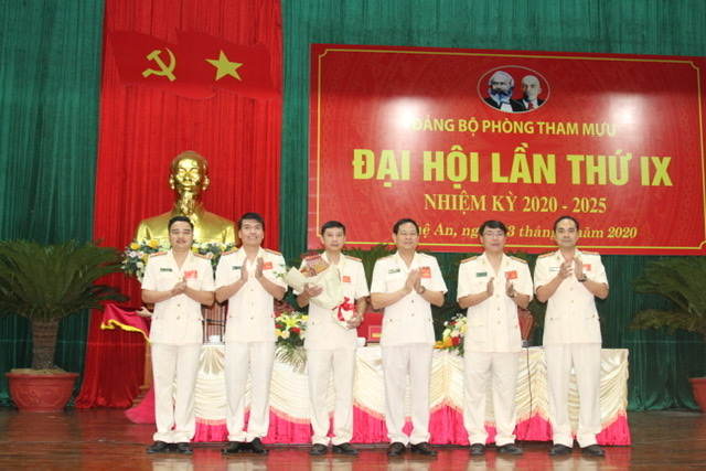  Thiếu tướng Nguyễn Hữu Cầu, Giám đốc Công an tỉnh và các đồng chí Phó Giám đốc chụp ảnh lưu niệm cùng BCH Đảng bộ nhiệm kỳ mới