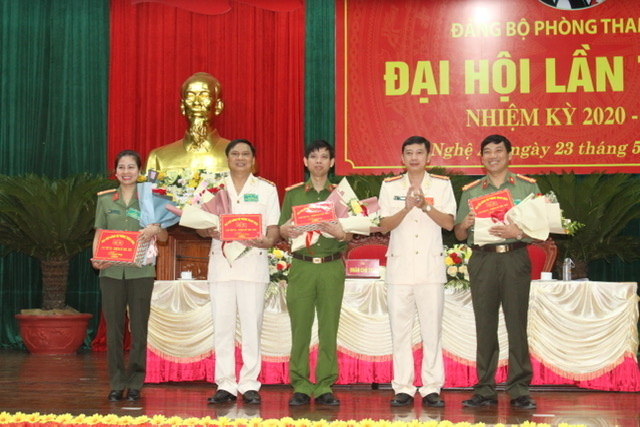 Trung tá Nguyễn Văn Đạo, Bí thư Đảng ủy, Trưởng phòng Công an tỉnh tặng hoa cho các đồng chí nguyên là BCH Đảng bộ phòng Tham mưu nhiệm kỳ cũ