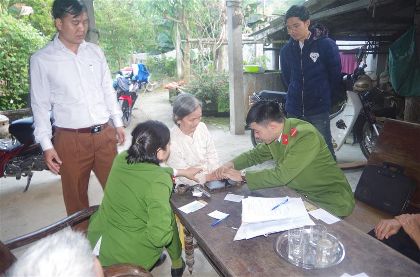 Cán bộ Đội Cảnh sát QLHC về TTXH, Công an huyện Quỳ Châu đến tận nhà làm thủ tục cấp phát CMND cho người dân
