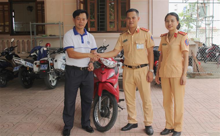 Đại diện Đội CSGT Công an huyện Nam Đàn tiến hành trao trả tài sản cho anh Vi Văn Dương