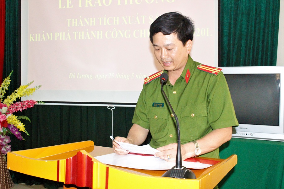 Đ/c Trung tá Chu Quang Thành – Trưởng Công an huyện Đô Lương báo cáo kết quả đấu tranh chuyên án.