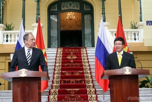 Phó Thủ tướng, Bộ trưởng Ngoại giao Phạm Bình Minh và Bộ trưởng Ngoại giao Nga Sergei Lavrov trong một cuộc họp báo chung tại Hà Nội - Ảnh: VGP/Hải Minh