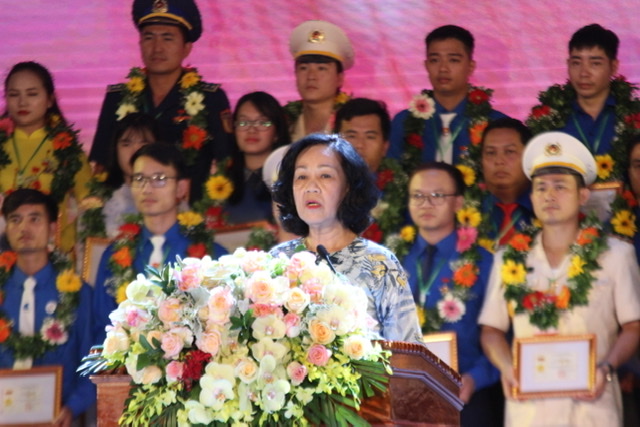 Đồng chí Trương Thị Mai, Ủy viên Bộ Chính trị, Bí thư Trung ương Đảng, mrưởng Ban Dân vận Trung ương biểu gương và ghi nhận sự đóng góp của thế trẻ hiện nay