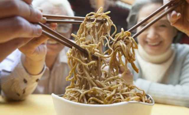 Covid-19 thay đổi thói quen dùng đũa trong bữa ăn của người Trung Quốc