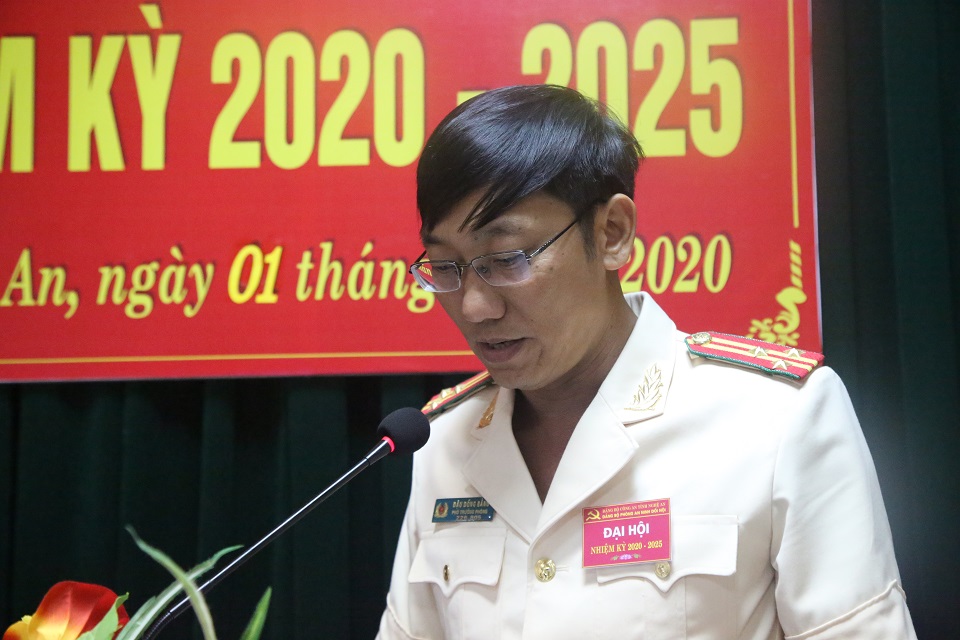 Thượng tá Đậu Đồng Bằng, Trưởng Phòng An ninh đối nội phát biểu khai mạc đại hội 