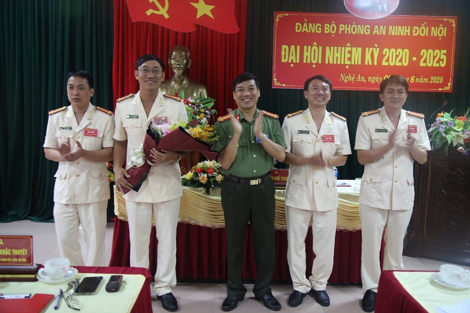 Đại tá Lê Khắc Thuyết, Phó Giám đốc Công an tỉnh tặng hoa chúc mừng BCH Đảng bộ nhiệm kỳ mới