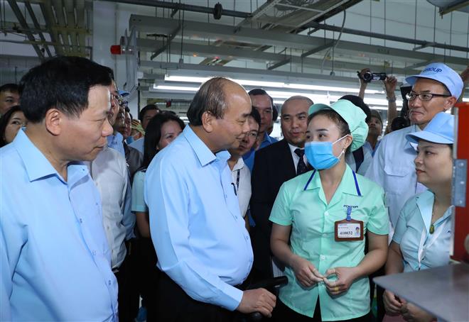 Thủ tướng hỏi thăm tình hình sản xuất và đời sống của công nhân Công ty Foster (Bắc Ninh), ngày 31/5/2020. Ảnh: VGP