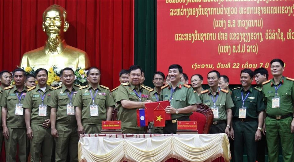 Giao ban định kỳ, ký kết biên bản ghi nhớ thống nhất phương hướng hợp tác bảo vệ ANTT                                                      giữa Công an Nghệ An với Công an nước bạn Lào