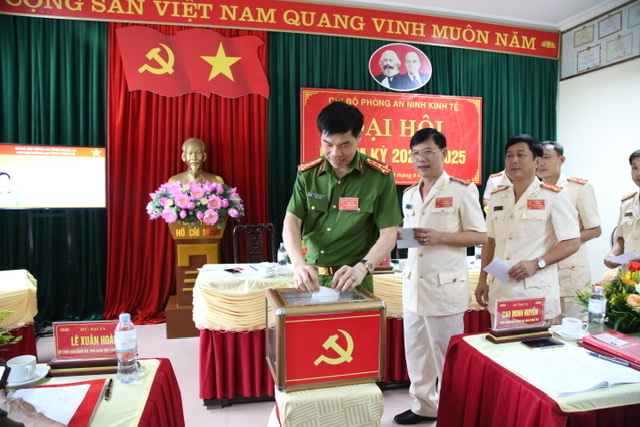 Đại tá Cao Minh Huyền, Phó Giám đốc Công an tỉnh và Đoàn Chủ tịch bỏ phiếu tại Đại hội.