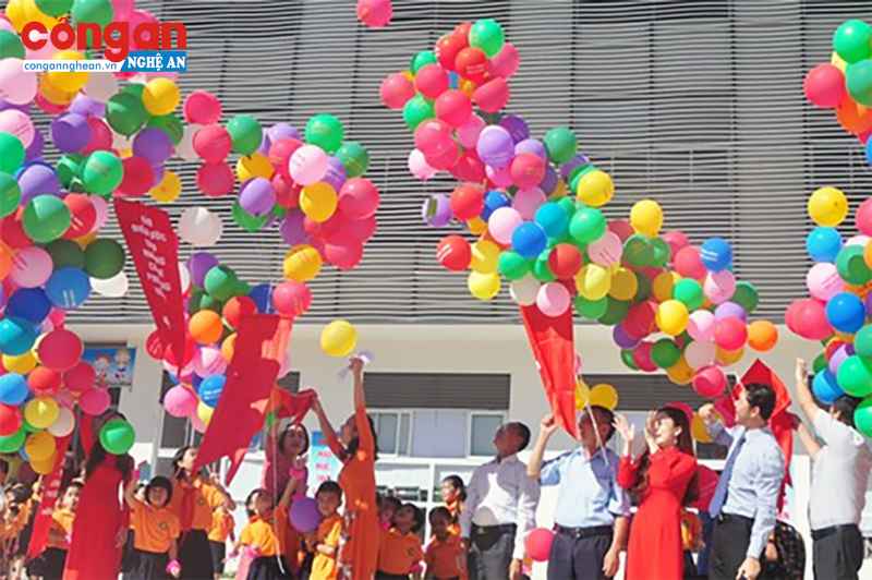 Lễ khai giảng năm học mới tại Trường Tiểu học Hưng Phúc, TP Vinh, Nghệ An. Ảnh: PV