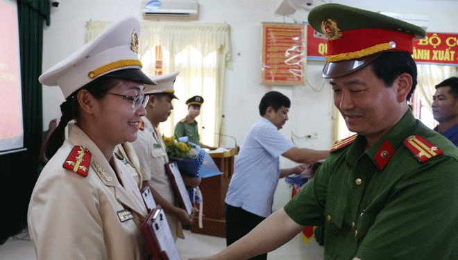 Trung tá Chu Quang Thành, Trưởng Công an huyện Đô Lương trao quyết định cho Đại úy Nguyễn Thị Giang về đảm nhiệm chức danh Trưởng Công an xã Yên Sơn