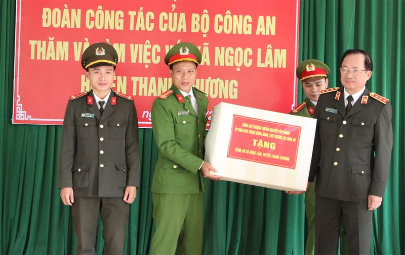 Đồng chí Thượng tướng Nguyễn Văn Thành, Thứ trưởng Bộ Công an thăm, tặng quà  cho Ban Công an xã Ngọc Lâm, huyện Thanh Chương (tháng 11/2019)