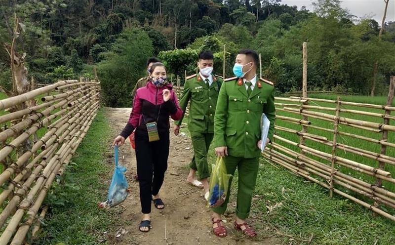 Ban Công an xã Môn Sơn (Con Cuông) sát cánh với bà con trong giai đoạn cả nước chung tay phòng, chống dịch COVID-19