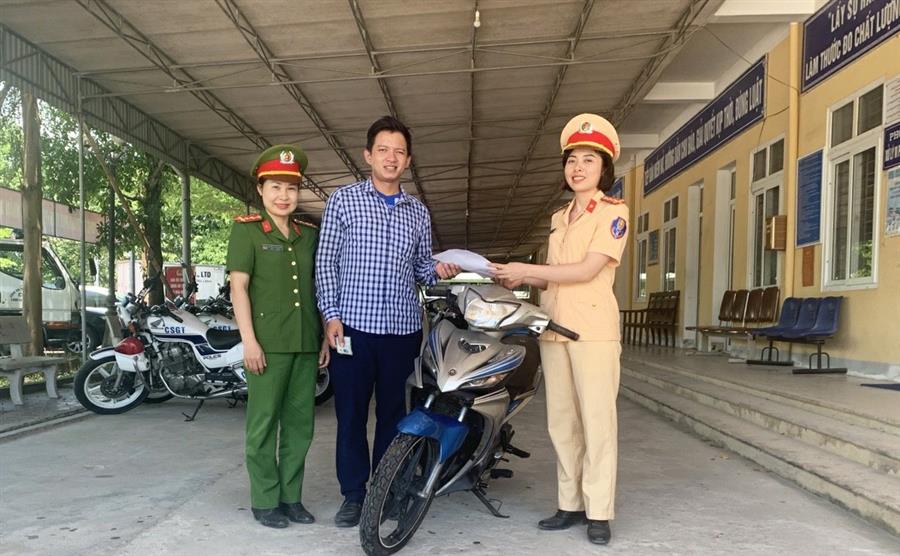 Các cán bộ thuộc Đội CSGT-TT Công an TP Vinh trao trả chiếc xe bị mất trộm 3 năm về trước cho anh Trần Công Phùng.