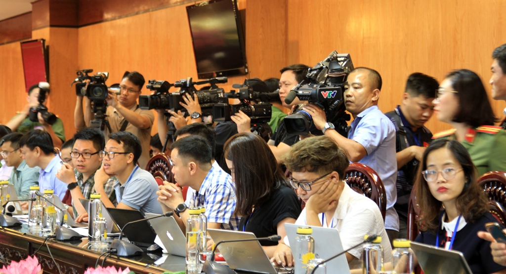 Đại diện các cơ quan báo chí cùng đông đảo phóng viên, biên tập viên trong và ngoài lực lượng Công an nhân dân (CAND) tham gia họp báo.
