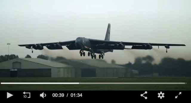 Mỹ điều 'pháo đài bay' B-52 'thị uy' trên Biển Đông