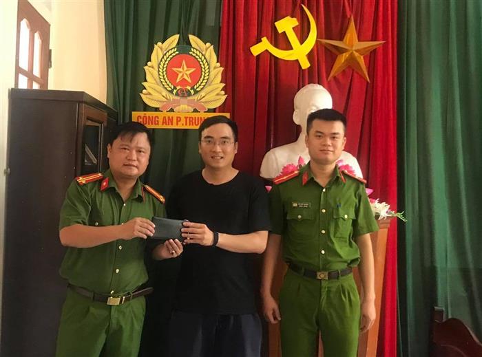 Trung Tá Trần Đức Long – Trưởng Công an phường Trung Đô, TP Vinh trao trả tài sản cho anh Hồ Quốc Thảo