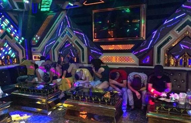 Các đối tượng tổ chức tiệc ma túy tại phòng hát karaoke bị lực lượng chức năng bắt giữ