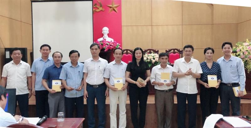 Đồng chí Thái văn Thành - Giám đốc Sở GD&ĐT trao quà cho đại diện Lãnh đạo 9 Trường THPT tại Sở GD&ĐT.