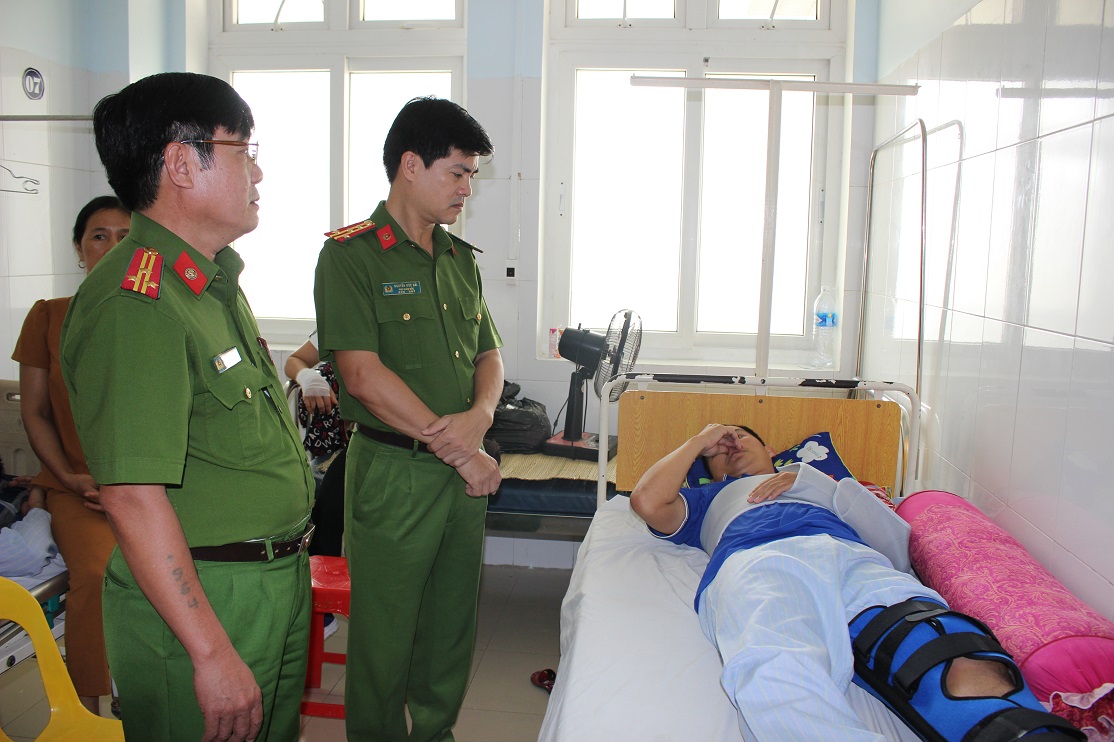 Đại tá Nguyễn Đức Hải đã trực tiếp đến Bệnh viện để thăm hỏi, động viên Đại úy Trần Xuân Sơn